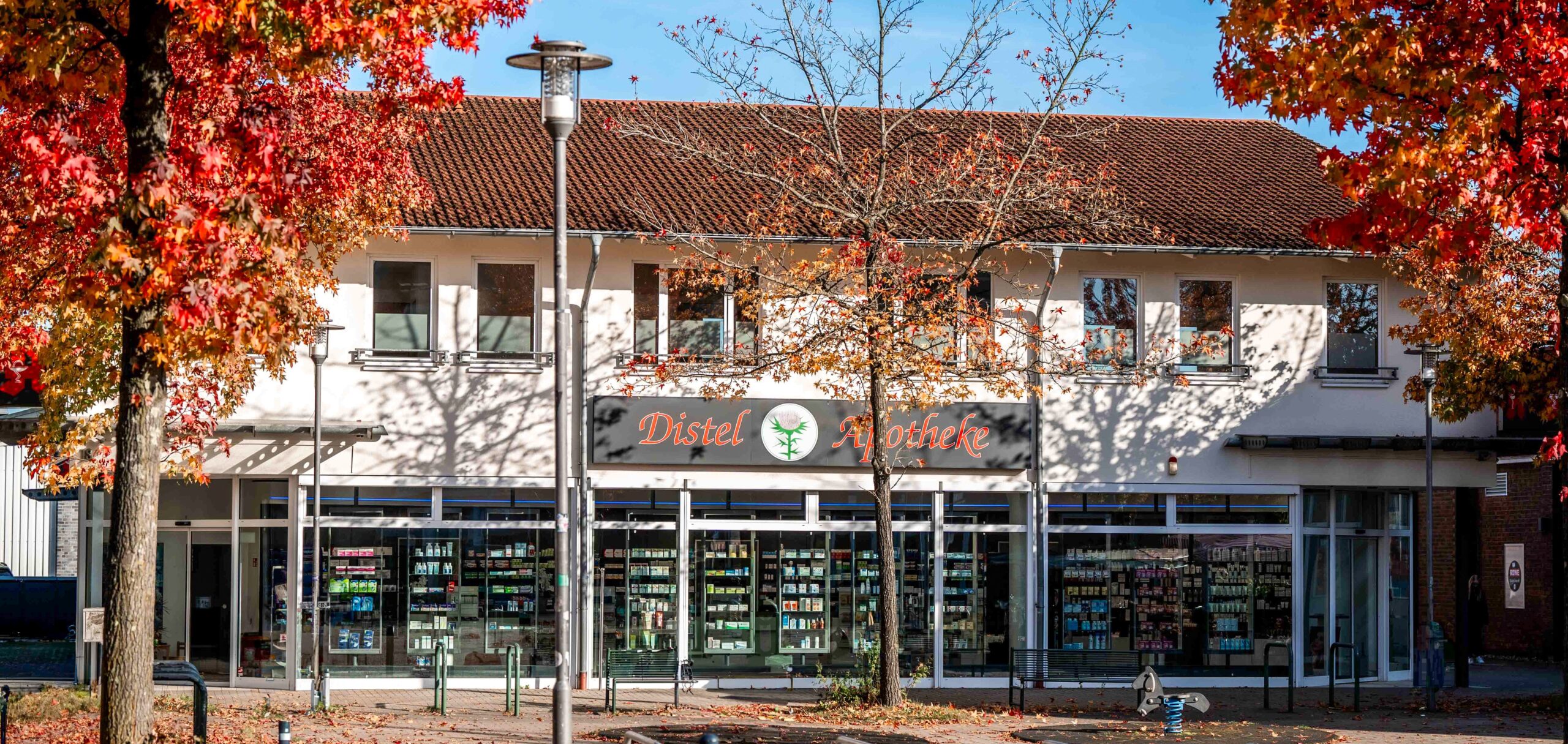 Apotjke von aussen Header